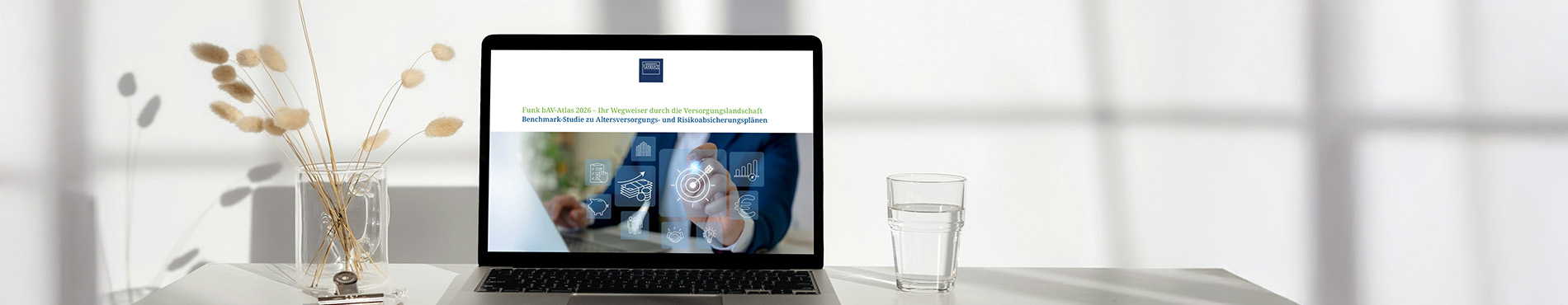 Ein Laptop zeigt eine den bAV Atlas 2026. Gemütliche Atmosphäre mit Getränk und Pflanzen.