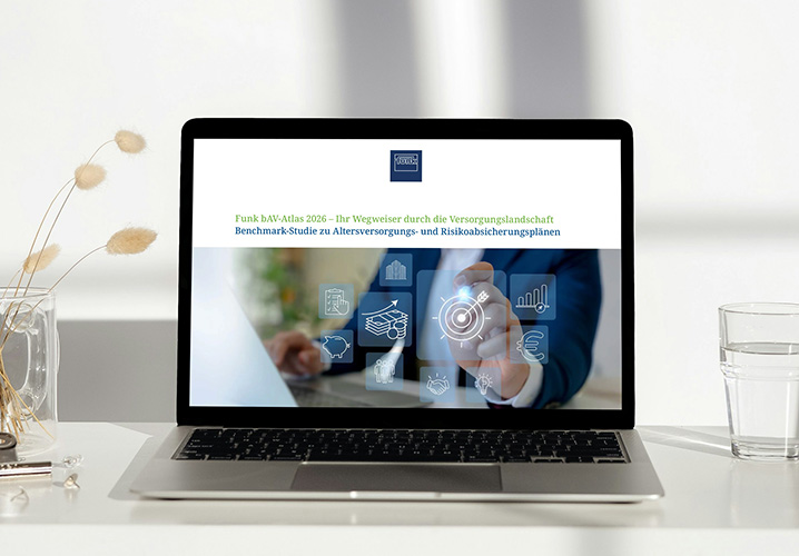 Ein Laptop zeigt eine den bAV Atlas 2026. Gemütliche Atmosphäre mit Getränk und Pflanzen.
