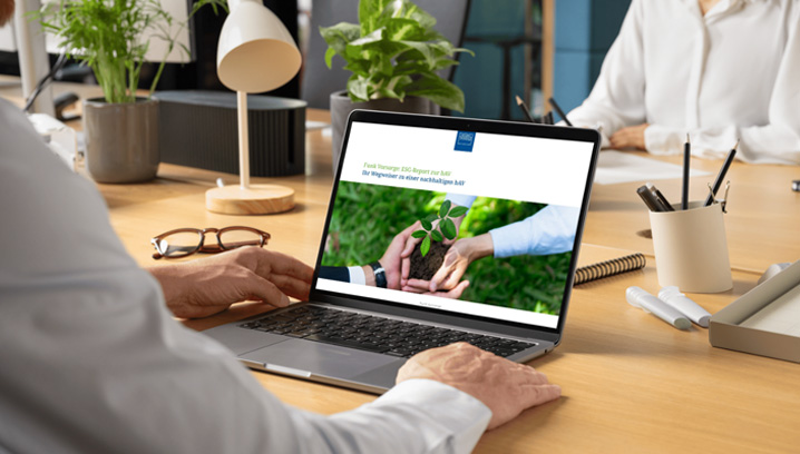 Cover der Studie auf einem Laptop zeigt: Hände pflanzen einen Setzling, Ausdruck von Engagement für Nachhaltigkeit.