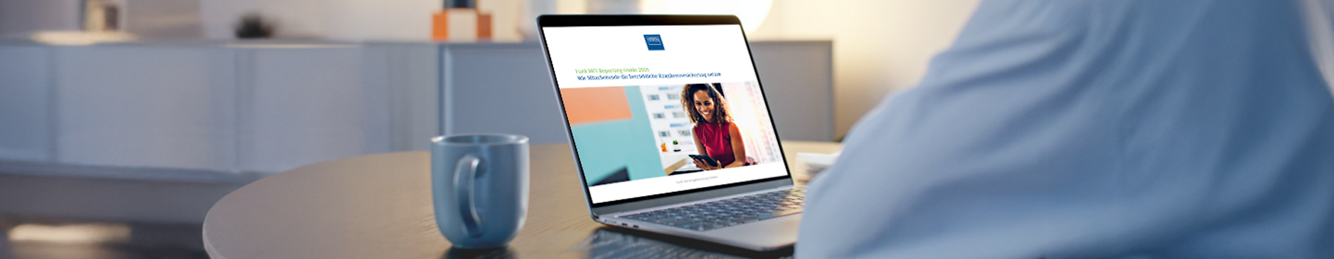 Ein Laptop auf einem Schreibtisch mit dem bKV Guide offen. 