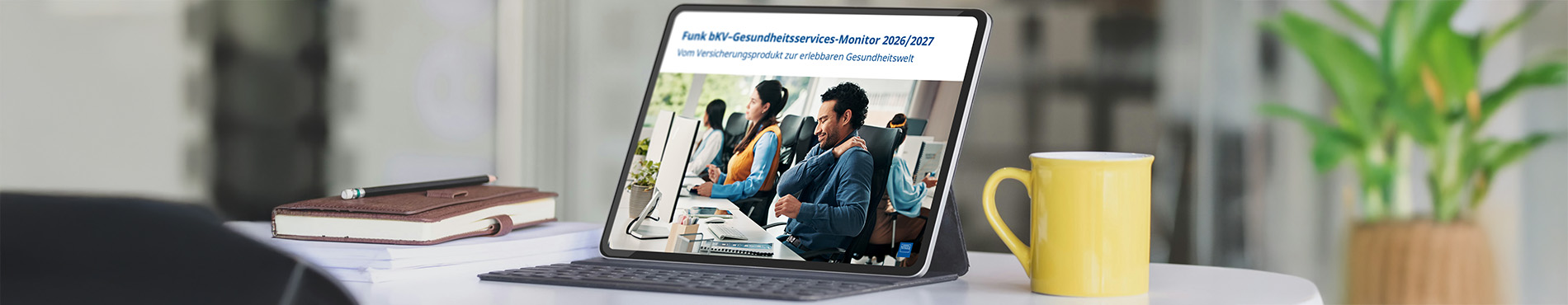 Titelblatt der Studie mit Bild. Auf dem Bild ist ein Mann am Schreibtisch zu sehen, der Rückenschmerzen hat.