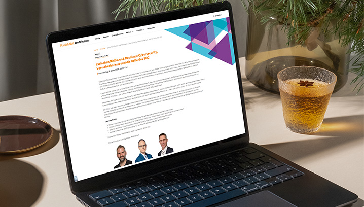 Laptop auf einem Tisch zeigt einen Artikel über Cybersecurity; ruhige, konzentrierte Atmosphäre.