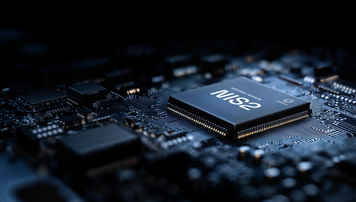 Ein moderner Mikroprozessor auf einer dunklen Leiterplatte, vermittelt technologische Präzision und Innovation.