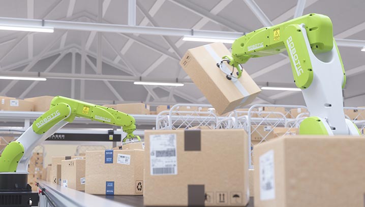 Zwei Roboterarme sortieren Pakete in einem modernen Lager, vermitteln Effizienz und Fortschritt.