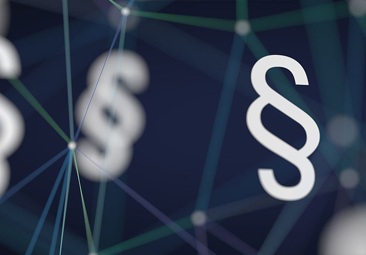 Abstrakte Darstellung von Paragraphenzeichen vor einem dunklen Hintergrund, vermittelt rechtliche Stimmung.