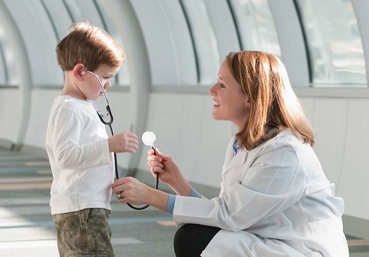 Ärztin mit kleinem Patienten