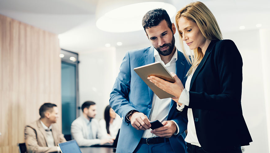 The Funk Smart BI Check for greater supply chain security Mitarbeiter im Meetingraum mit Tablet