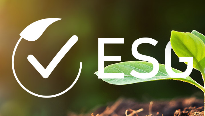 Ein zarter Pflanzenspross neben dem Schriftzug ESG zeigt das Engagement für Umweltbewusstsein und Nachhaltigkeit.