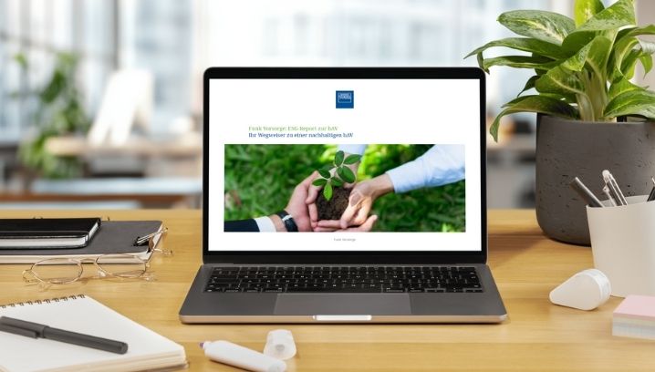 Ein Laptop auf einem Schreibtisch hat den ESG Report geöffnet.